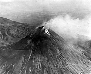 Archivo:COLLECTIE TROPENMUSEUM Uitbarsting van de Merapi in 1930 TMnr 10003995