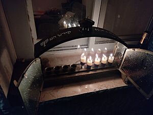 Archivo:Candles in "Hanuki'ya" during Hanukkah - Jewish holiday