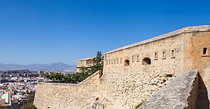 Archivo:Castillo de Santa Bárbara, Alicante, España, 2014-07-04, DD 80