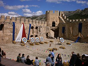 Archivo:Castillo de la Atalaya bow comp 04