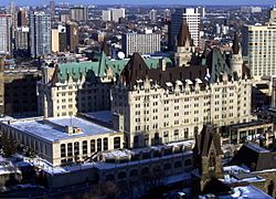 Archivo:Chateaulaurier2006fromhill