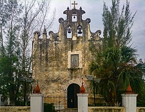 Archivo:Church of Santa Lucia, Valladolid, Yucatán, Mexico