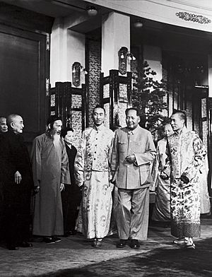 Archivo:Dalai lama, panchen lama and Mao in Beijing, 1954