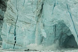 Archivo:Desprendimiento en el glaciar Margerie, Parque Nacional Bahía del Glaciar, Alaska, Estados Unidos, 2017-08-19, DD 56