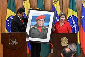 Archivo:Dilma Rousseff receiving a Hugo Chávez picture from Nicolás Maduro