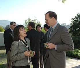 Archivo:Dr. Wendy Freedman and U.S. Ambassador to Chile, Paul Simons