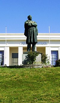 Archivo:Estatua de Federico Schwagher