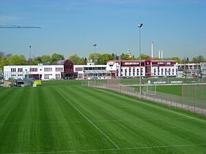 Archivo:FCB-Gebäude und Trainingsgelände