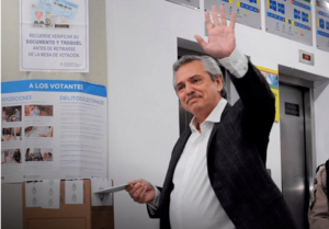 Archivo:Fernández votando en las PASO de 2019