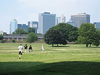 Archivo:Fort Jay and Manhattan Skyscrapers, Governor's Island NY