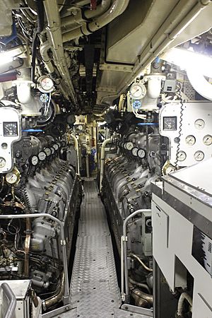 Archivo:HMAS Onslow engine room