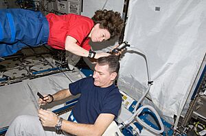 Archivo:Haircut in ISS ISS026-E-017736 (15 Jan. 2011)