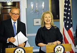Archivo:Hllary Clinton and Bob Carr April 2012