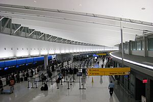 Archivo:JFK Terminal 5 Ticketing and Check-In