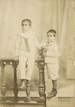 Archivo:José Carlos Mariátegui a los 10 años de edad (izquierda). 1904