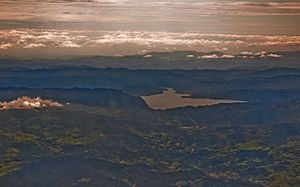 Archivo:Lake Waikaremoana, Urewera, New Zealand, 13th. Dec 2010 - Flickr - PhillipC