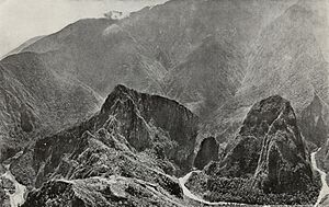 Archivo:Machu Picchu and the Urubamba Canyon
