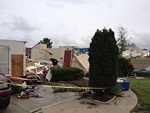 Archivo:May 31, 2013 EF3 St. Louis tornado damage
