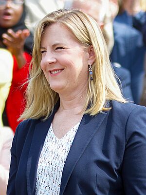 Archivo:Melissa Hortman at One Minnesota Budget Bill Signing (cropped)
