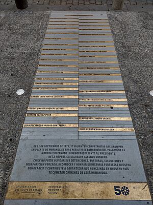 Archivo:Memorial frente a Morandé 80, Palacio de La Moneda
