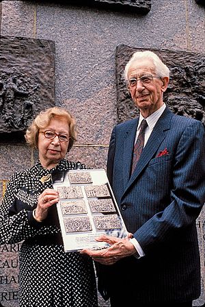 Archivo:Miep and Jan Gies with plaque