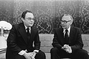 Archivo:Minister Van der Stoel (rechts) en Melo Antunes, minister van Buitenlandse Zaken, Bestanddeelnr 927-9435