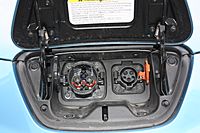 Archivo:Nissan Leaf in Prague - Charging Sockets