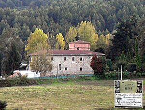 Archivo:Palacio de Villabona y cartel en su entrada