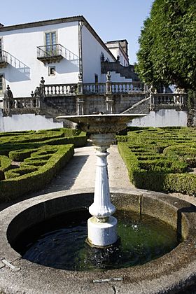 Pazo de Mariñan, Fuente en el Jardín Francés.jpg