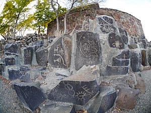 Archivo:Petroglyphs on display at Ginkgo Petrified Forest State Park, Washington