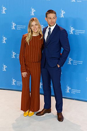 Archivo:Sienna Miller & Charlie Hunnam Photo Call The Lost City of Z Berlinale 2017 01
