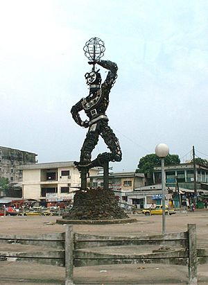 Archivo:Statue de la nouvelle liberte Douala