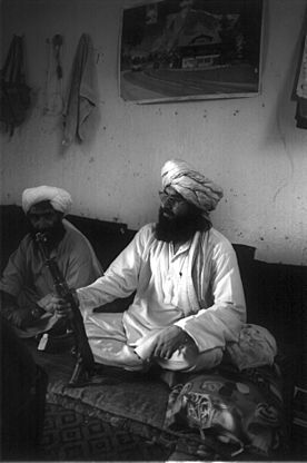 Archivo:Taliban-Torkham-2001