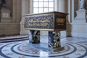 Archivo:Tomb of Hubert Lyautey, Hôtel des Invalides, Paris 2 October 2016