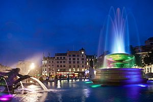 Archivo:Trafalgar Square LED Fountains - June 2009