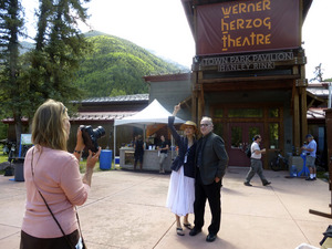 Archivo:Werner and Lena Herzog, Werner Herzog Theatre, 2013.