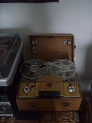 Archivo:Wilcox-Gay Reel to Reel
