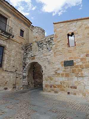 Archivo:Zamora - Puerta del Obispo