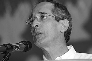 Archivo:Álvaro Colom (siendo candidato)