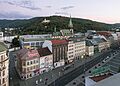 Ústí nad Labem, straatzicht Mírové Náměstí naar westen vanaf Interhotel Bohemia met kostel Nanebevzetí Panny Marie Dm429845-264 op de achtergrond IMG 7652 2018-08-11 20.46