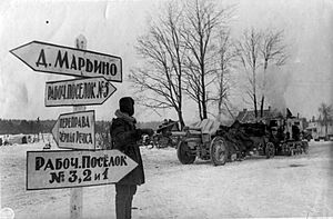 Archivo:Советский солдат-регулировщик у дорожного указателя в районе деревни Марьино