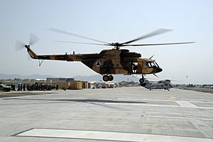 Archivo:Afghan Air Force Mi-17 landing at Forward Operating Base Fenty in 2011