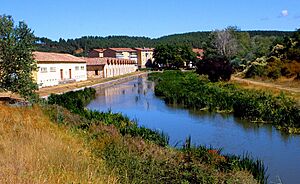 Archivo:Alar del Rey - Dársena del Canal de Castilla 2