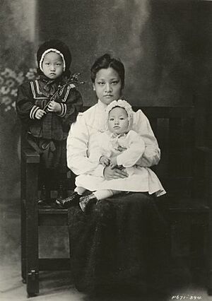 Archivo:Anna May Wong family 1905