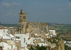 Archivo:Arcos de la Frontera San Pedro verkl