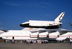 Archivo:Buran on An-225 (Le Bourget 1989) 1