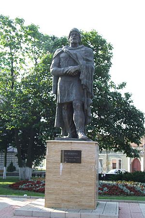 Archivo:Burebista statue in Orastie