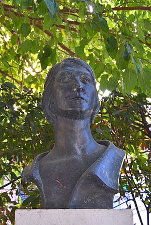 Archivo:Bust del monument a Nino Bravo al carrer de Lleida de València