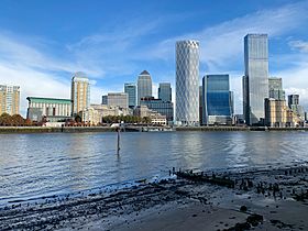 Archivo:Canary Wharf from Rotherhithe October 2020