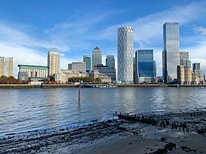 Archivo:Canary Wharf from Rotherhithe October 2020